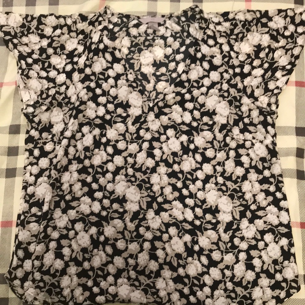 Gorgeous black top in large size.